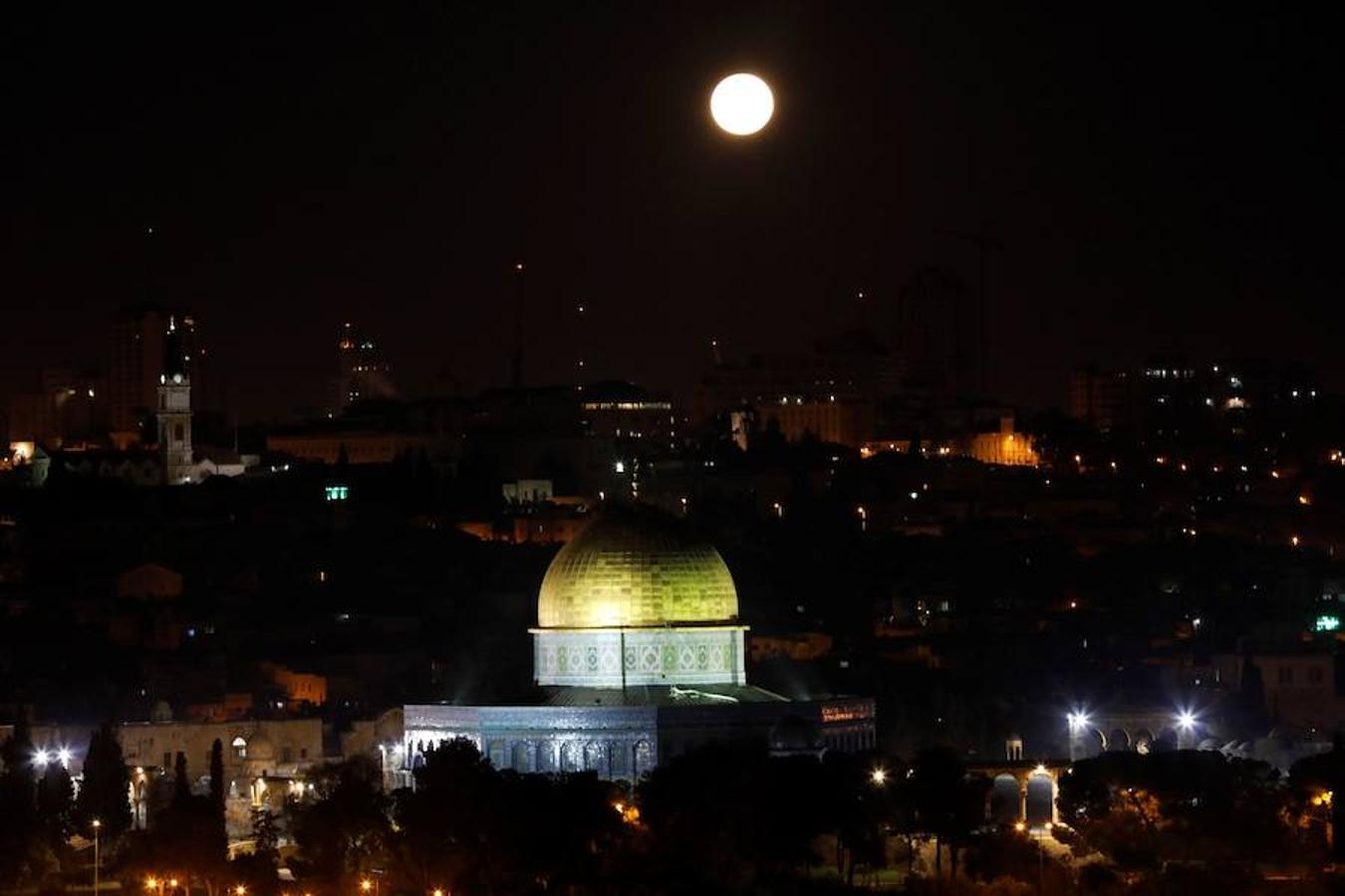 Las imágenes más impactantes de la superluna. Vista de la superluna desde Jerusalén, con la Mezquita de Al-Aqsa en el centro
