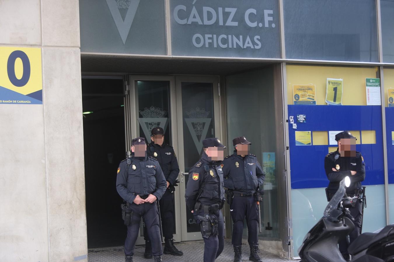 La Policía registra las oficinas del Cádiz CF por orden judicial