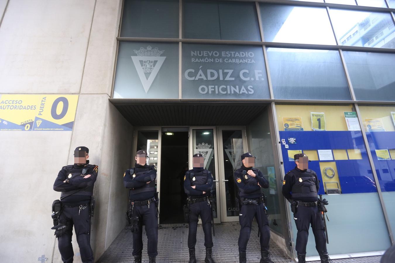 La Policía registra las oficinas del Cádiz CF por orden judicial