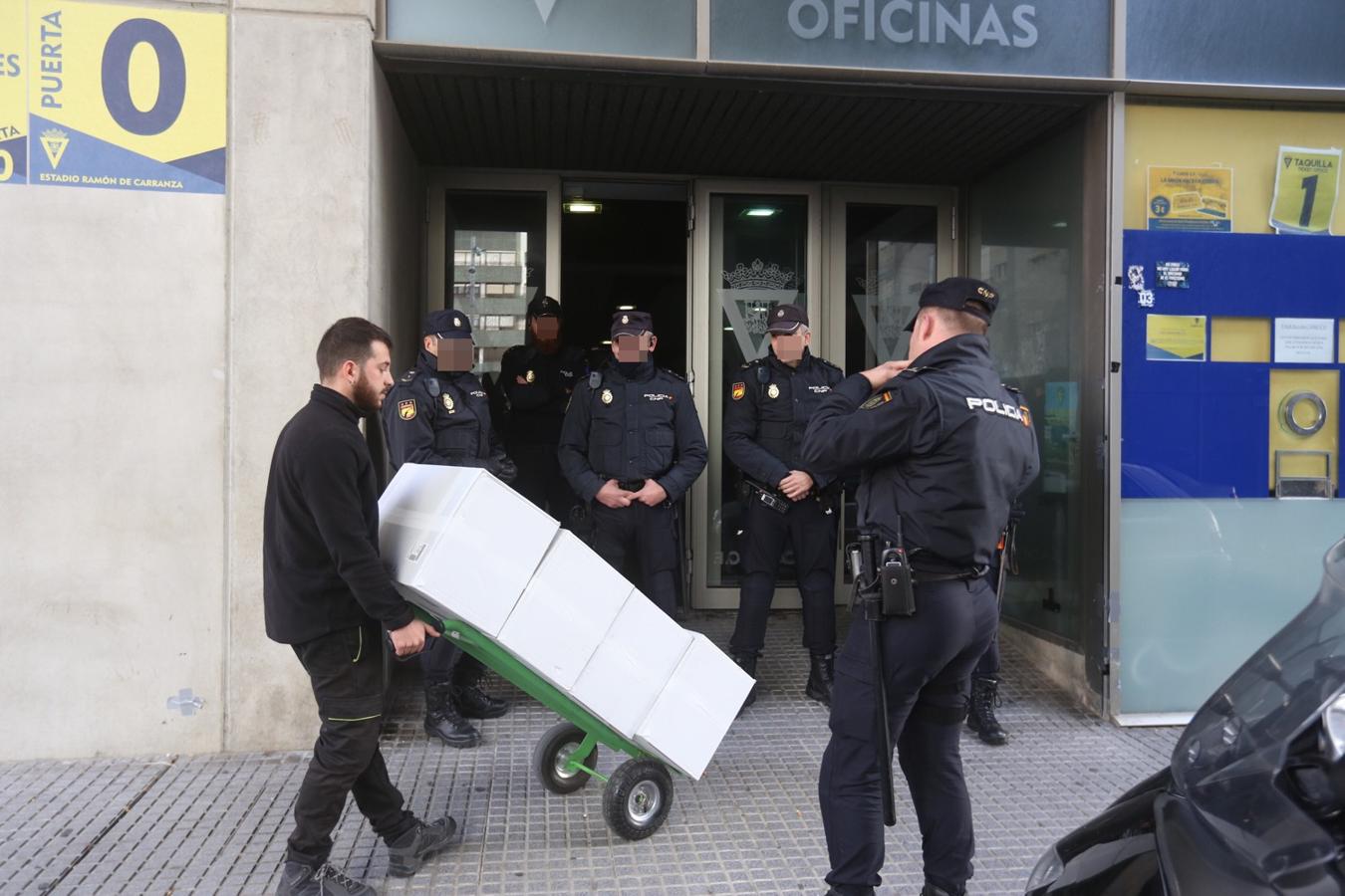 La Policía registra las oficinas del Cádiz CF por orden judicial