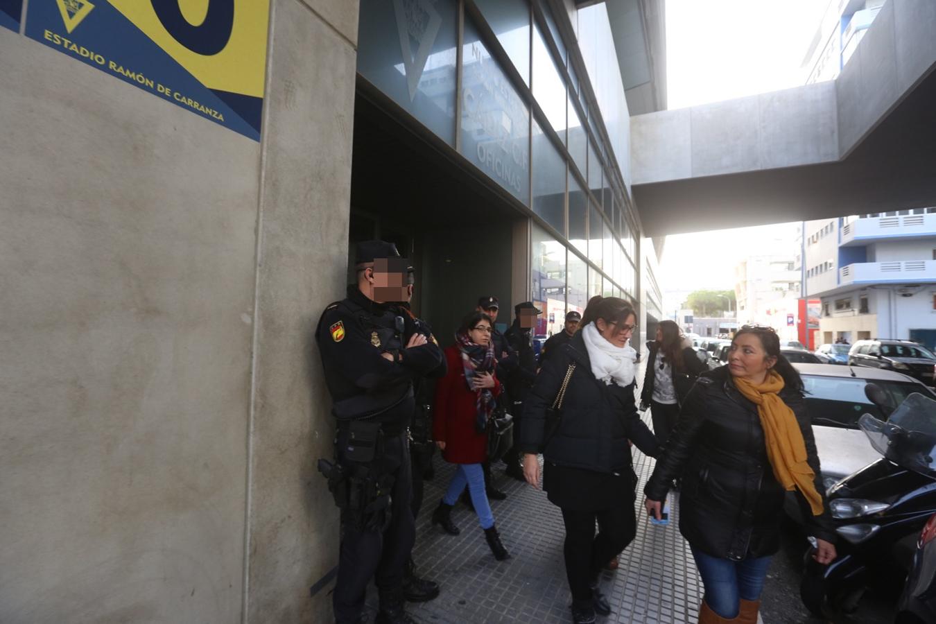 La Policía registra las oficinas del Cádiz CF por orden judicial