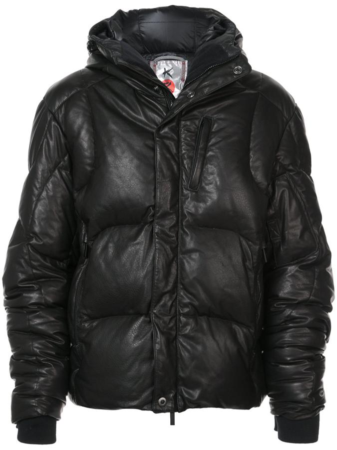 Abrigo acolchado de Kru. Abrigo acolchado con capucha en cuero y plumas de pato de color negro de la firma Kru (5.367 euros)