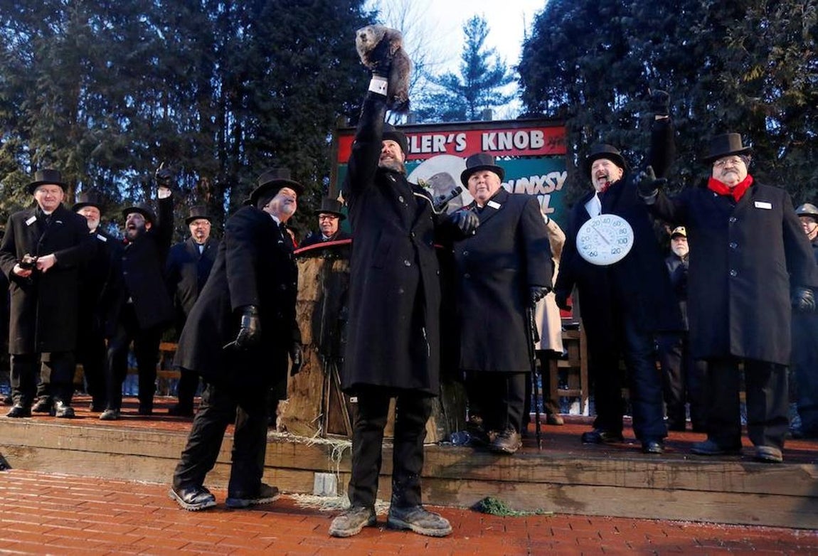 El cuidador A. J. Dereume, del Club de la Marmota, sostiene a la marmota Phil tras su predicción para este año en Punxsutawney, en el estado de Pensilvania.. 