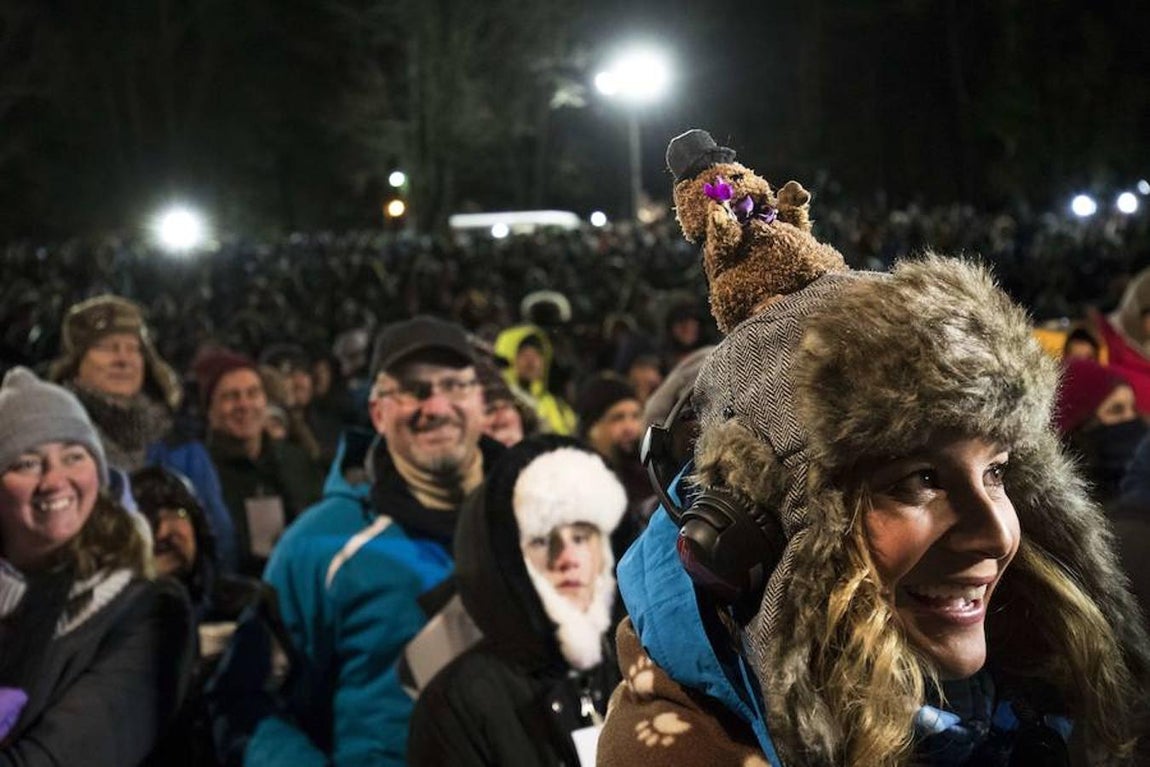 Como cada 2 de febrero, miles de personas se han reunieron a primera hora de la mañana en Gobbler's Knob, una colina a las afueras de Punxsutawney, para ver en directo el pronóstico de la famosa marmota, una tradición que data de 1887.. 