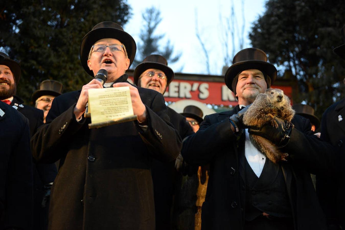 El vicepresidente del Club de la Marmota, Jeff Lundy, lee la predicción de la marmota Phil, que augura seis semanas de invierno más en Punxsutawney, en el estado de Pensilvania.. 