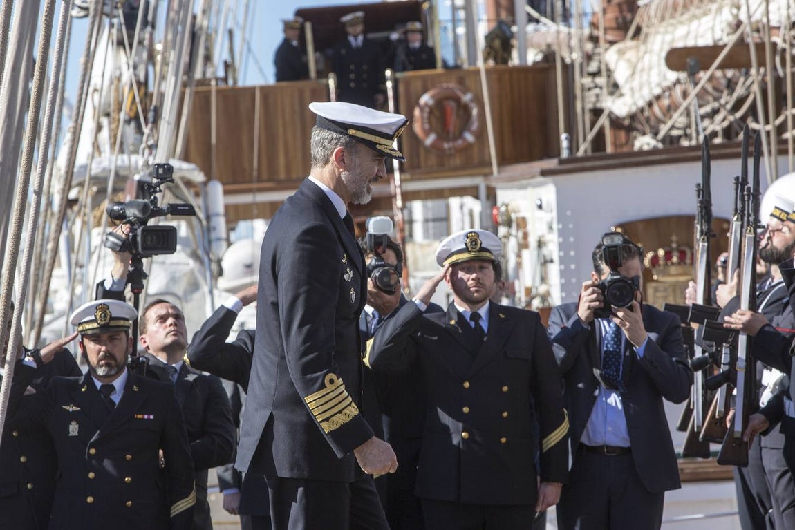 El Rey Felipe VI, acompañado de Juan Carlos I, visita el Elcano (I)