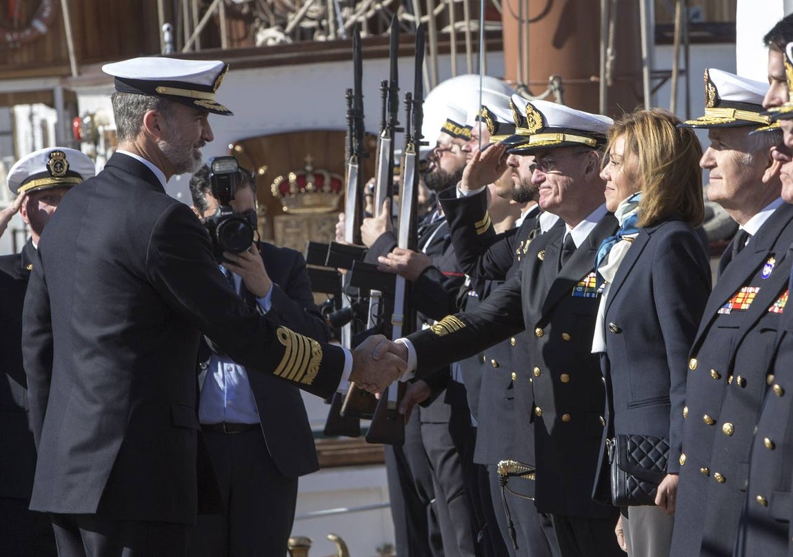 El Rey Felipe VI, acompañado de Juan Carlos I, visita el Elcano (I)