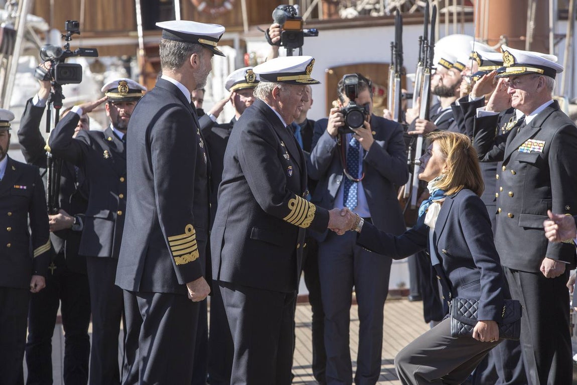 El Rey Felipe VI, acompañado de Juan Carlos I, visita el Elcano (I)