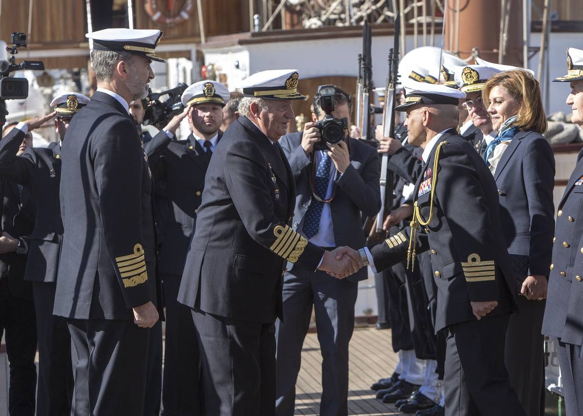 El Rey Felipe VI, acompañado de Juan Carlos I, visita el Elcano (I)
