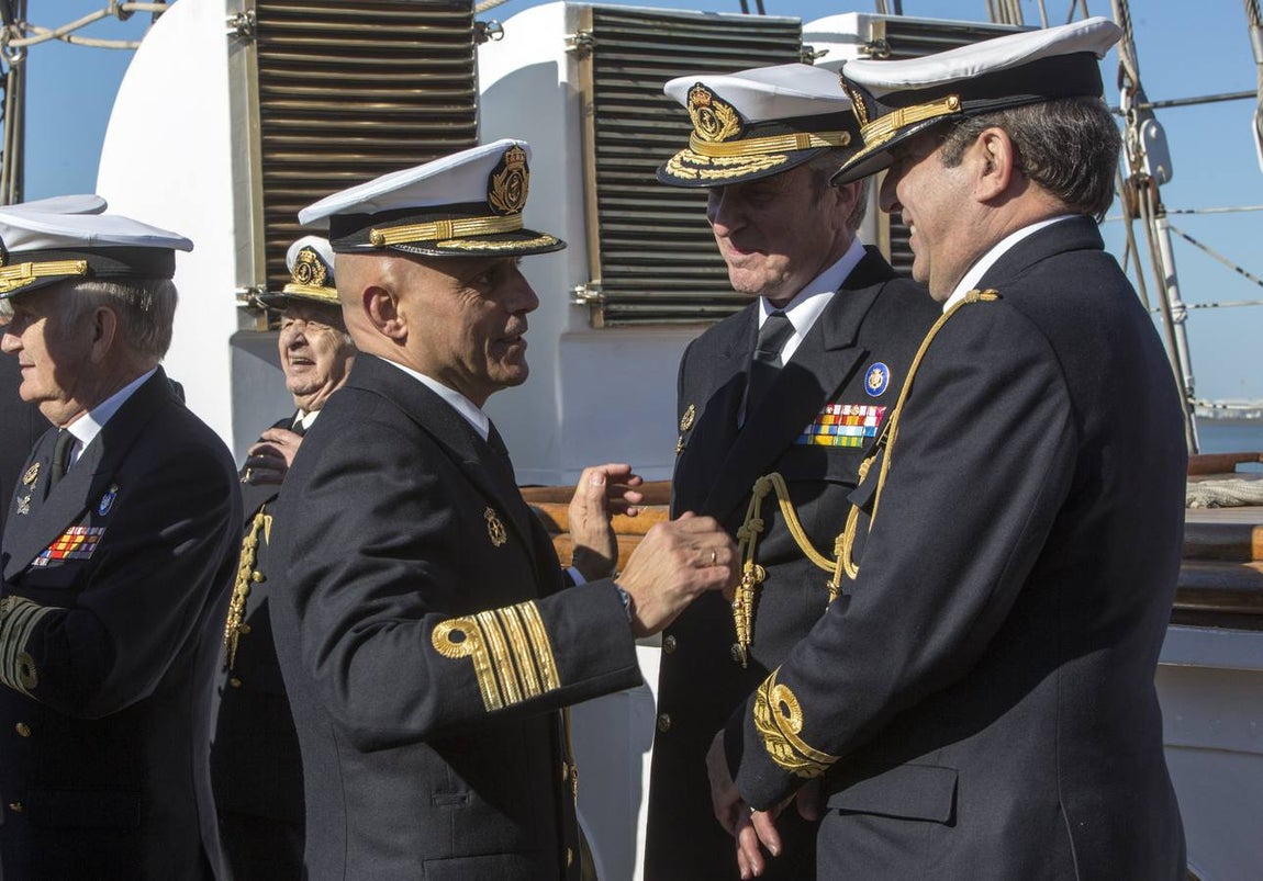El Rey Felipe VI, acompañado de Juan Carlos I, visita el Elcano (II)