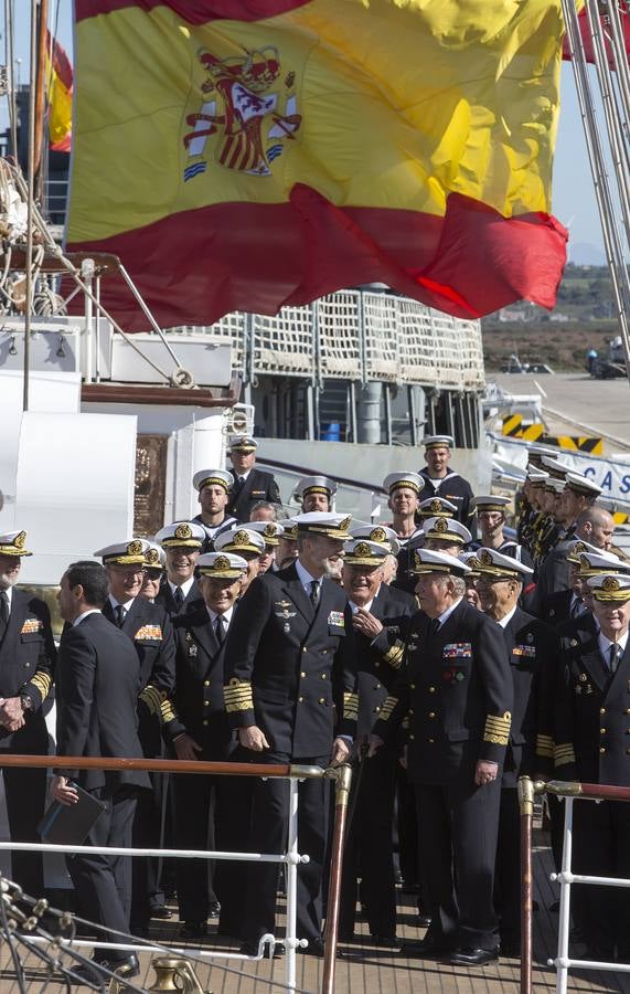 El Rey Felipe VI, acompañado de Juan Carlos I, visita el Elcano (II)