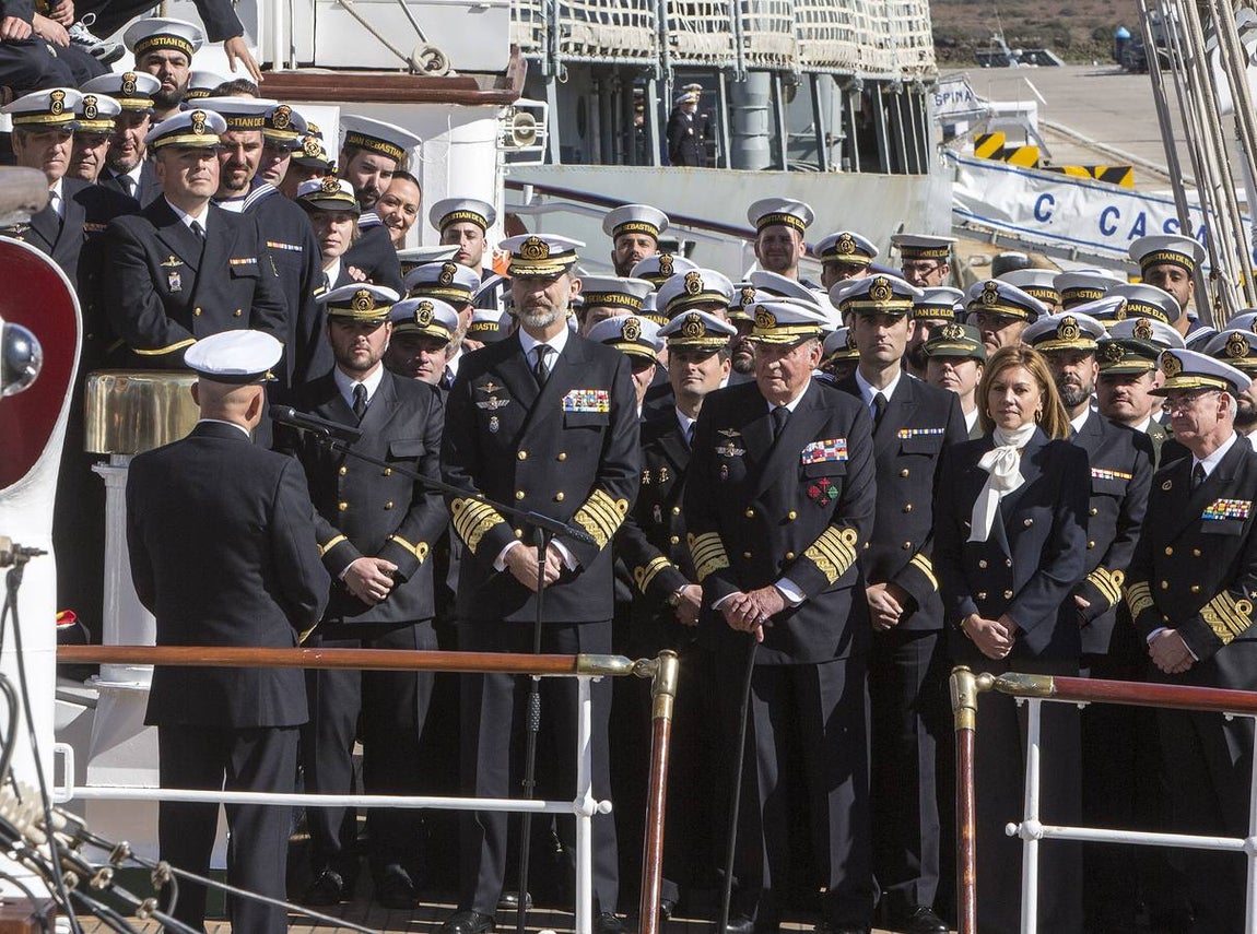 El Rey Felipe VI, acompañado de Juan Carlos I, visita el Elcano (II)