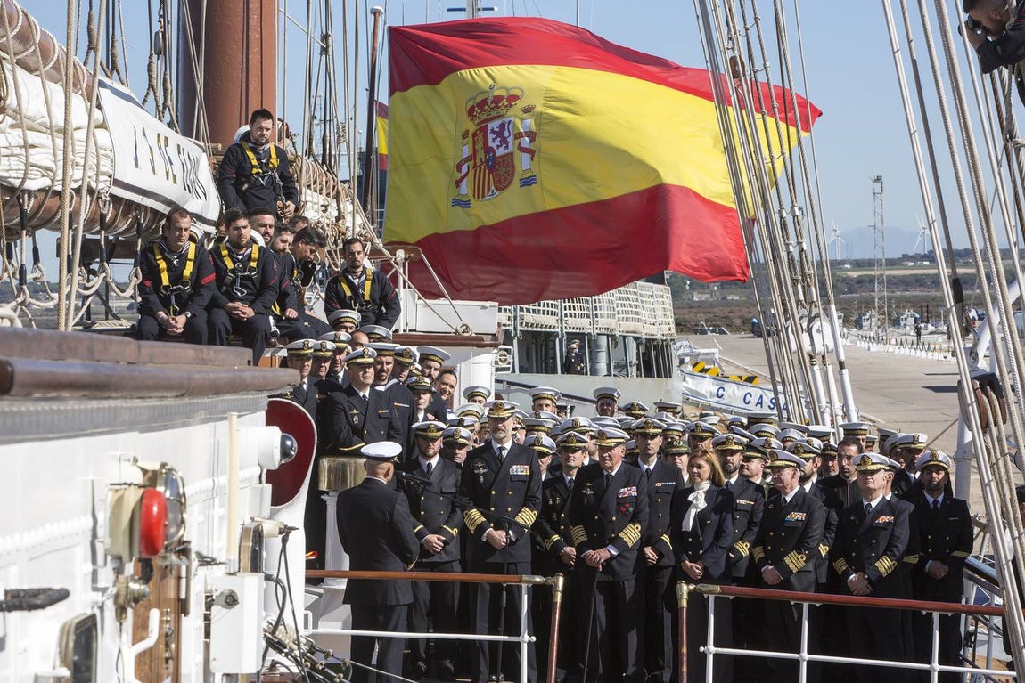 El Rey Felipe VI, acompañado de Juan Carlos I, visita el Elcano (II)