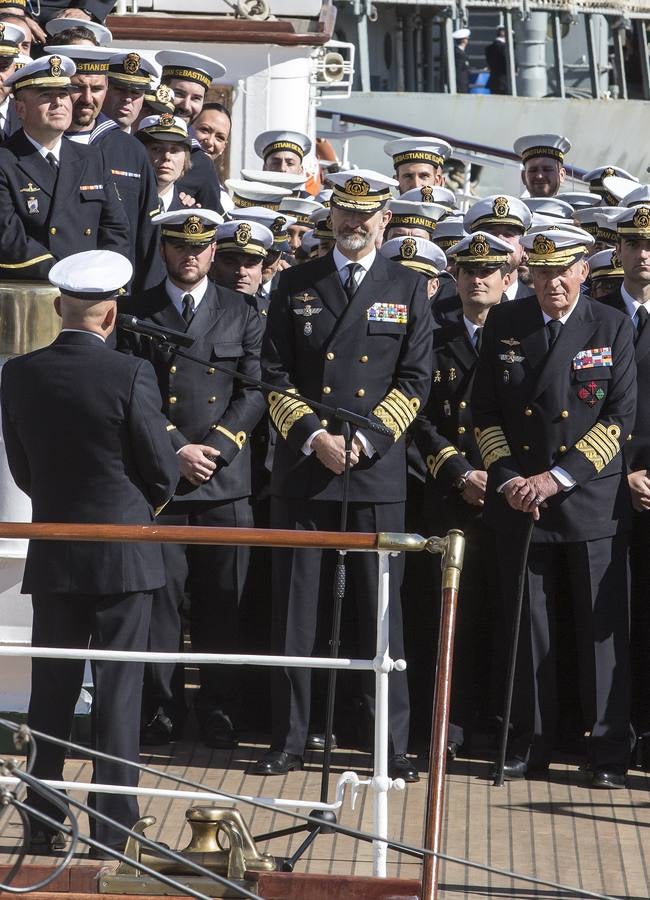 El Rey Felipe VI, acompañado de Juan Carlos I, visita el Elcano (II)