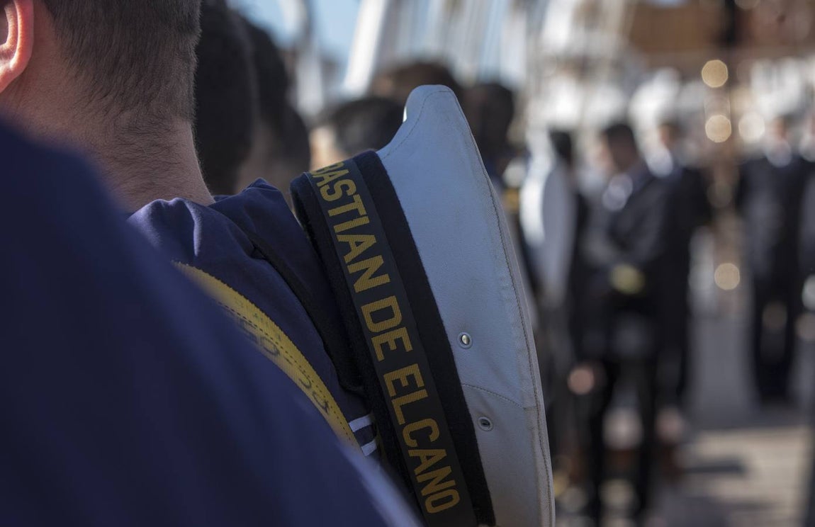 El Rey Felipe VI, acompañado de Juan Carlos I, visita el Elcano (II)