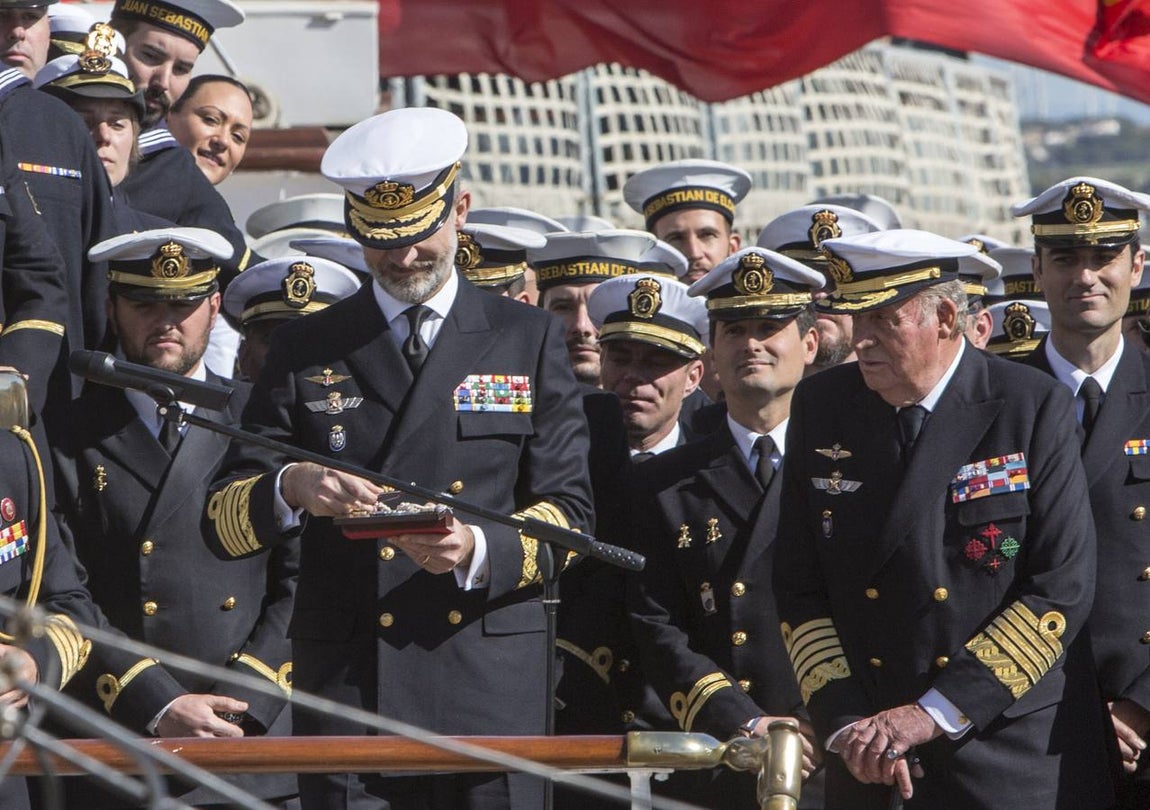 El Rey Felipe VI, acompañado de Juan Carlos I, visita el Elcano (II)