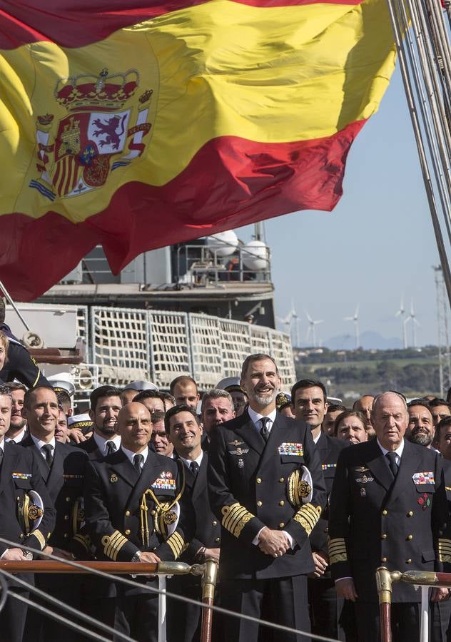 El Rey Felipe VI, acompañado de Juan Carlos I, visita el Elcano (II)