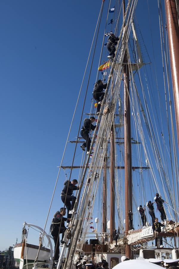 El Rey Felipe VI, acompañado de Juan Carlos I, visita el Elcano (II)