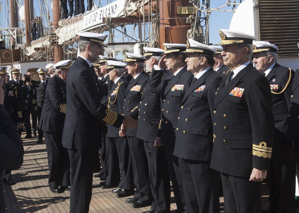 El Rey Felipe VI, acompañado de Juan Carlos I, visita el Elcano (II)