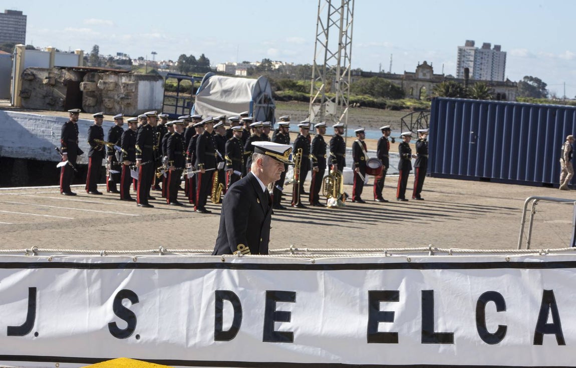 El Rey Felipe VI, acompañado de Juan Carlos I, visita el Elcano (II)