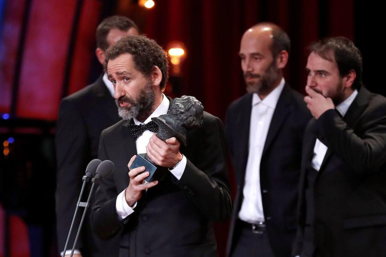 Aitor Arregi, Andoni de Carlos, Jon Garaño y José Mari Goenaga tras recibir el premio al «Mejor guión original» por su trabajo en «Handia». 