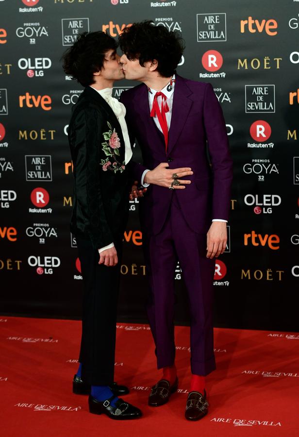 La alfombra roja de los Goya 2018, en imágenes. Javier Ambrossi (izda) y Javier Calvo (dcha), nominados a la Mejor Director Novel por «La Llamada».