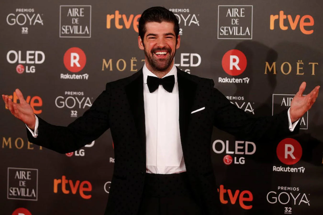 La alfombra roja de los Goya 2018, en imágenes. El actor y cantante Miguel Ángel Muñoz con un esmoquin Lander Urquijo con zapatos de Martinelli.