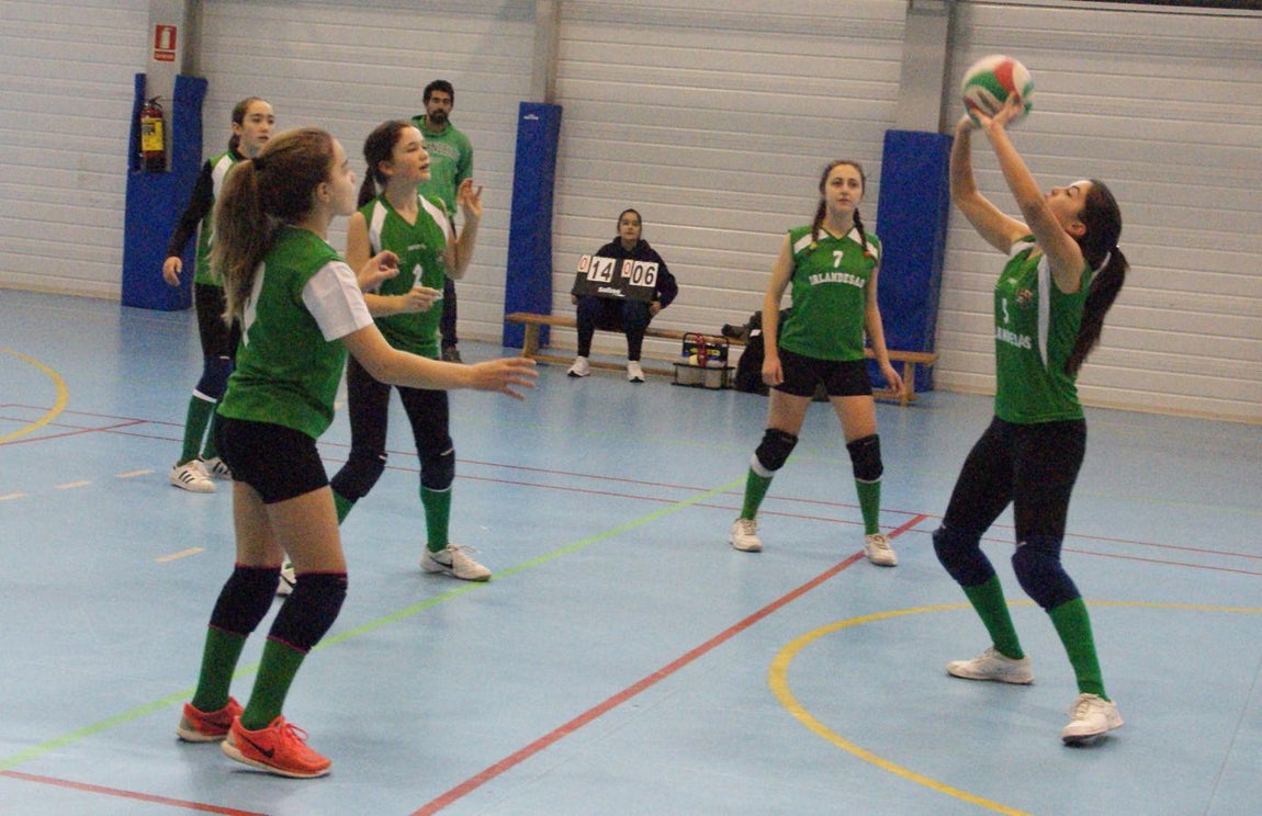 Las mejores imágenes del partido de voleibol que enfrentó al Antamira y al Irlandesas