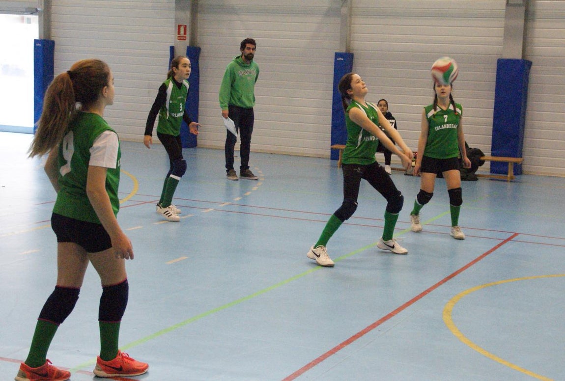 Las mejores imágenes del partido de voleibol que enfrentó al Antamira y al Irlandesas