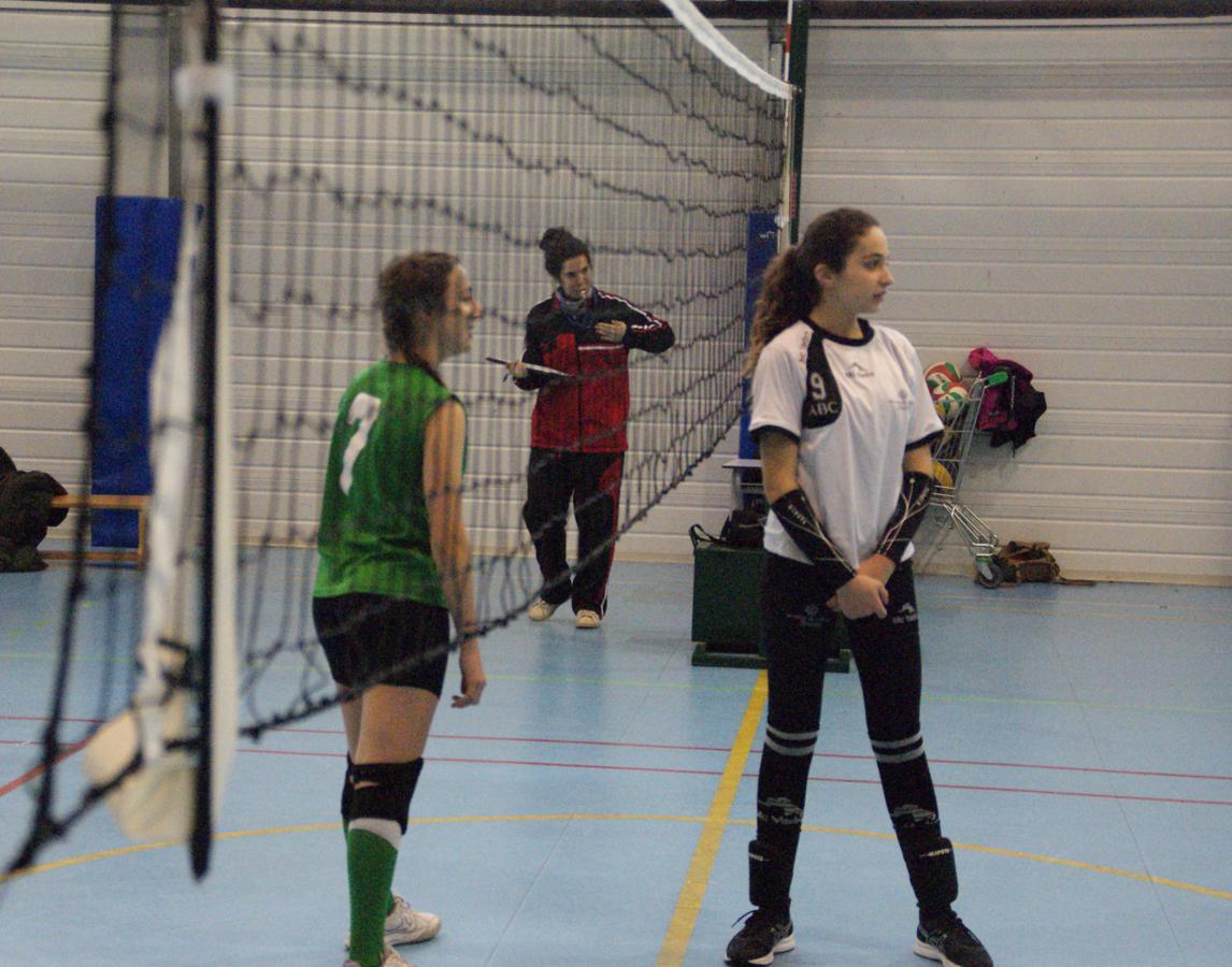 Las mejores imágenes del partido de voleibol que enfrentó al Antamira y al Irlandesas