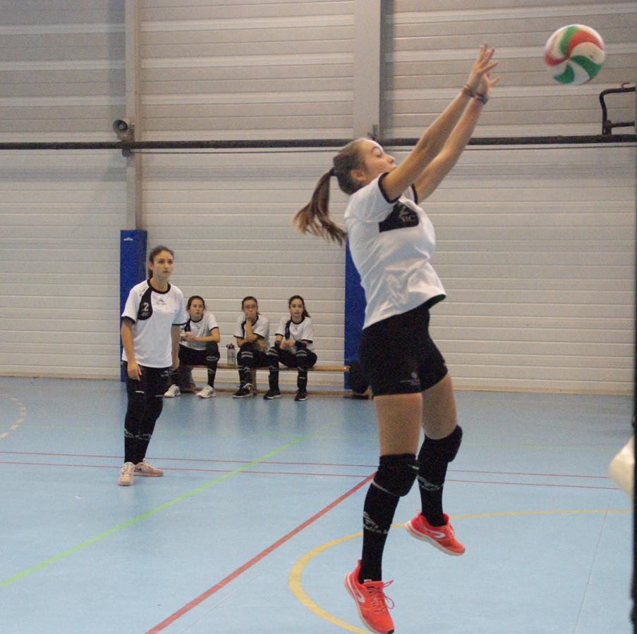 Las mejores imágenes del partido de voleibol que enfrentó al Antamira y al Irlandesas