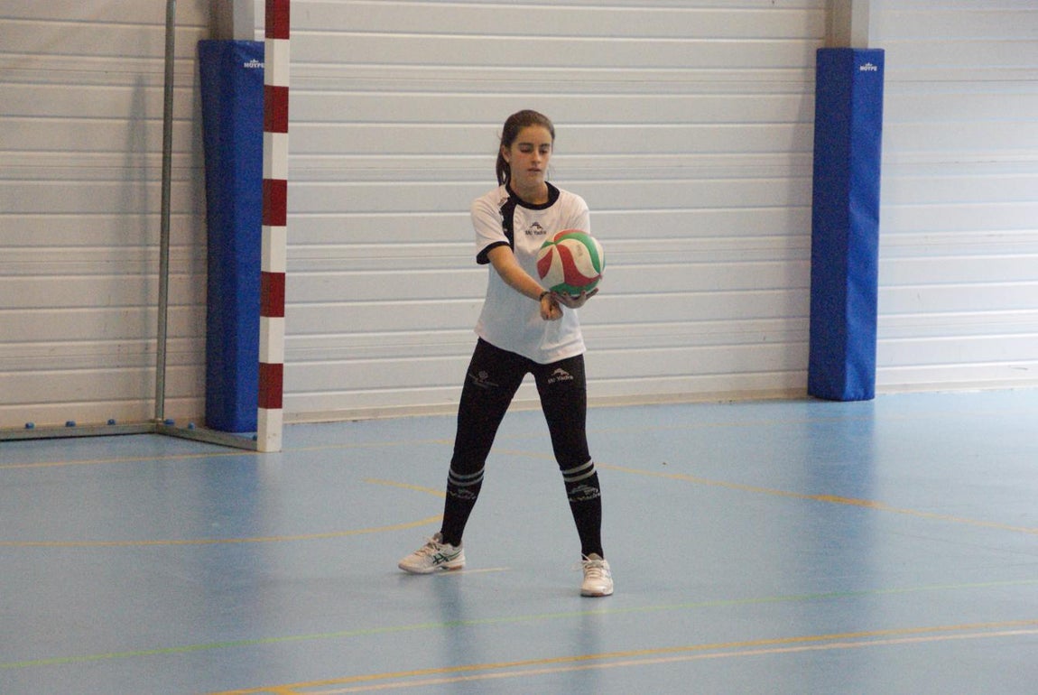 Las mejores imágenes del partido de voleibol que enfrentó al Antamira y al Irlandesas