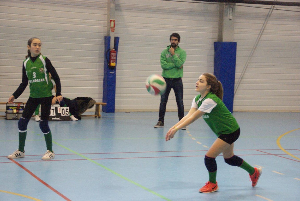 Las mejores imágenes del partido de voleibol que enfrentó al Antamira y al Irlandesas