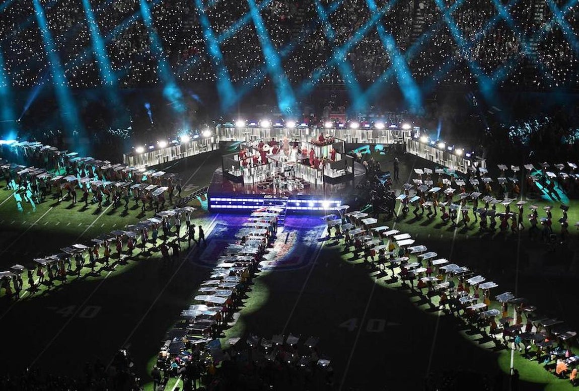 En algo menos de diez minutos, el cantante estadounidense puso todos sus «hits» en el asador para asegurar una actuación animada, bailable e, incluso, cantable. 