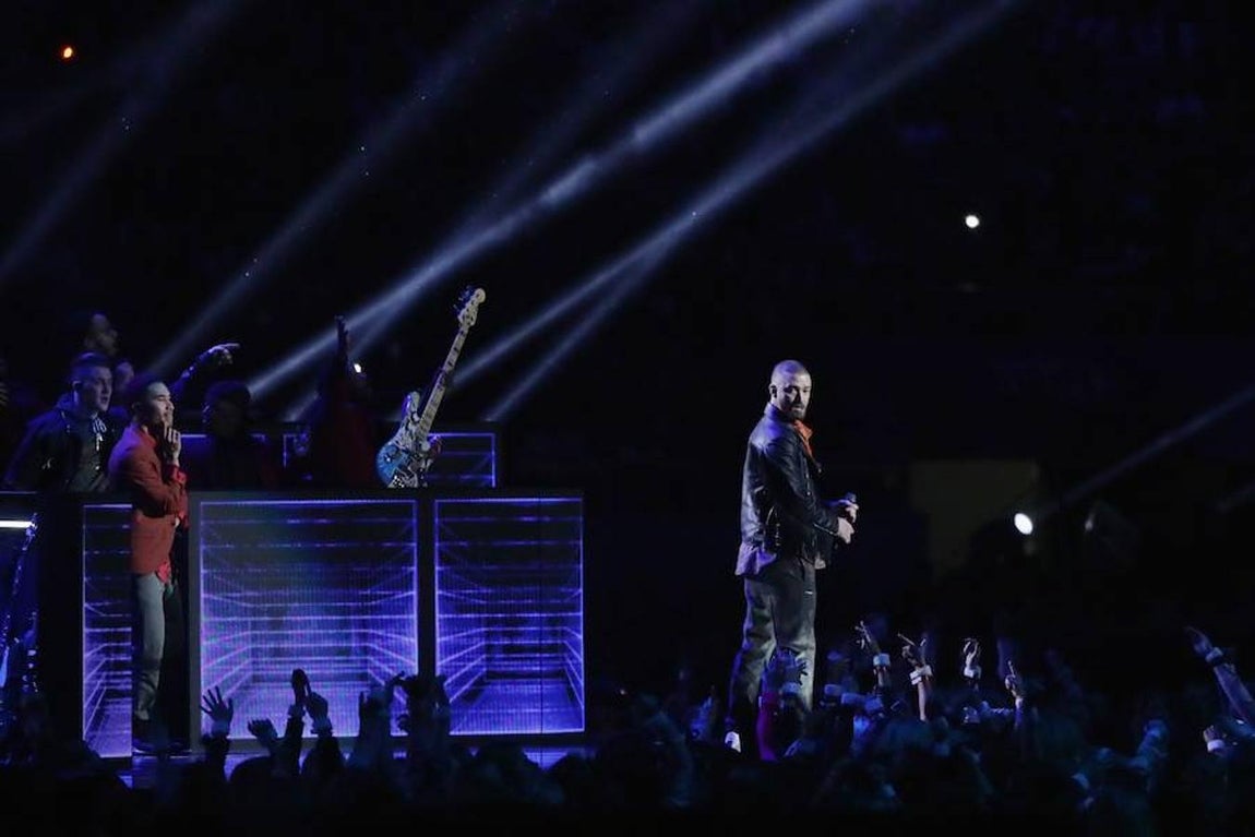 En algo menos de diez minutos, el cantante estadounidense puso todos sus «hits» en el asador para asegurar una actuación animada, bailable e, incluso, cantable. 