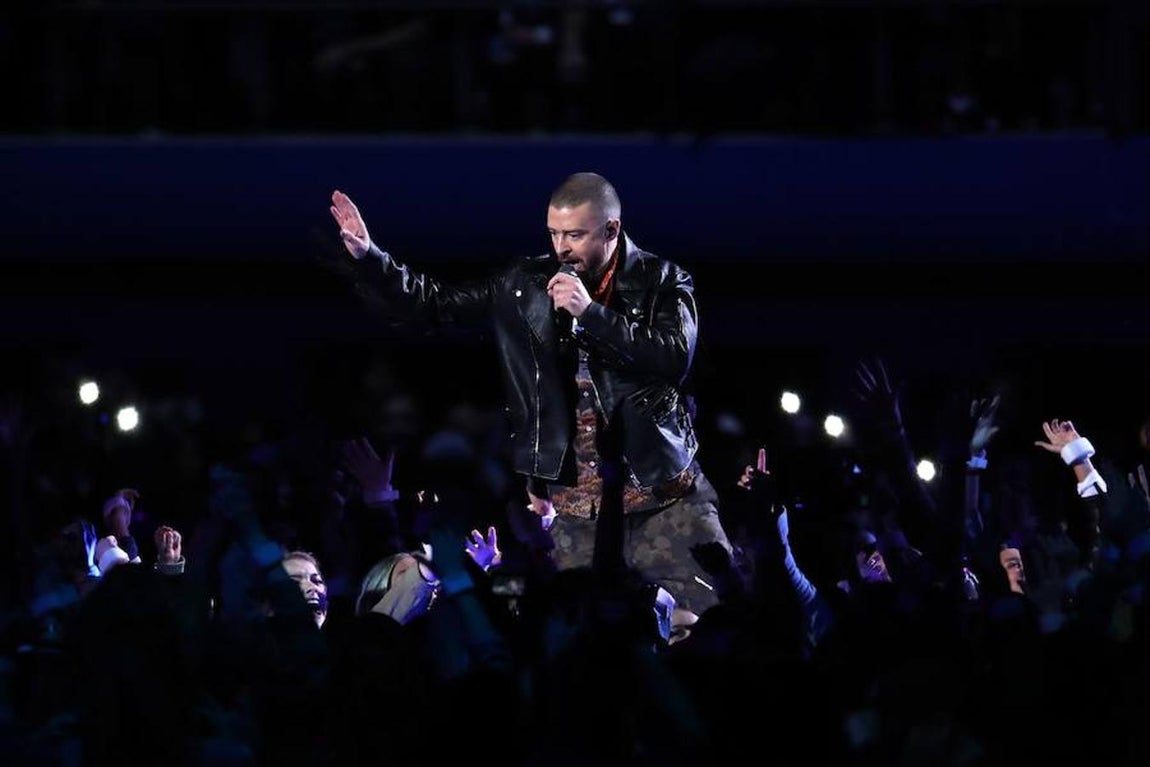 En algo menos de diez minutos, el cantante estadounidense puso todos sus «hits» en el asador para asegurar una actuación animada, bailable e, incluso, cantable. 