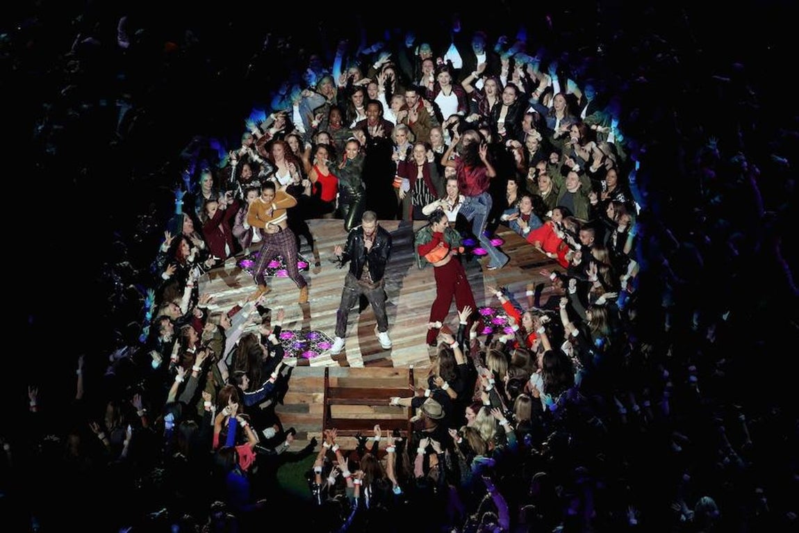 En algo menos de diez minutos, el cantante estadounidense puso todos sus «hits» en el asador para asegurar una actuación animada, bailable e, incluso, cantable. 