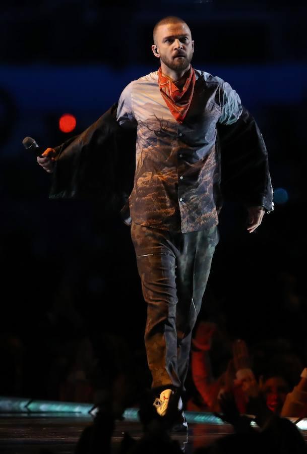 En algo menos de diez minutos, el cantante estadounidense puso todos sus «hits» en el asador para asegurar una actuación animada, bailable e, incluso, cantable. 