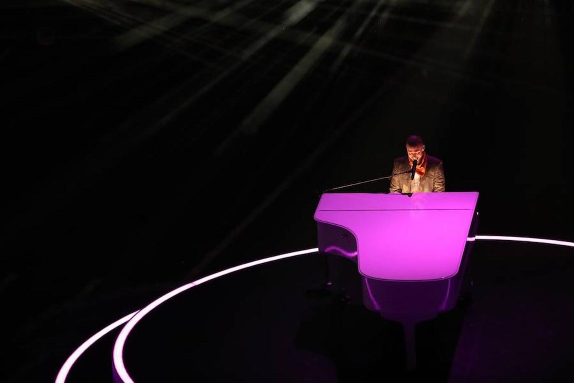 En algo menos de diez minutos, el cantante estadounidense puso todos sus «hits» en el asador para asegurar una actuación animada, bailable e, incluso, cantable. 