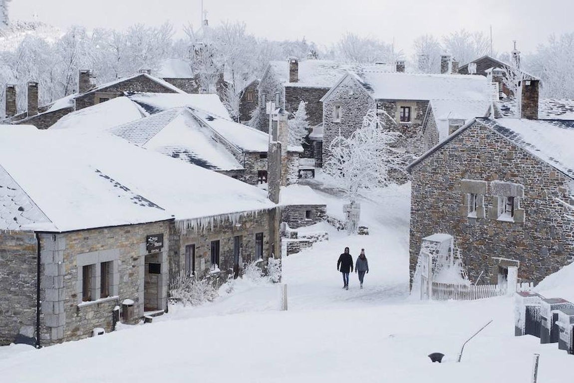 Vista de la montaña de Lugo en O Cebreiro, donde unos chicos caminan por el pueblo turístico de O Cebreiro a pesar de las copiosas nevadas caídas en las últimas horas.. 