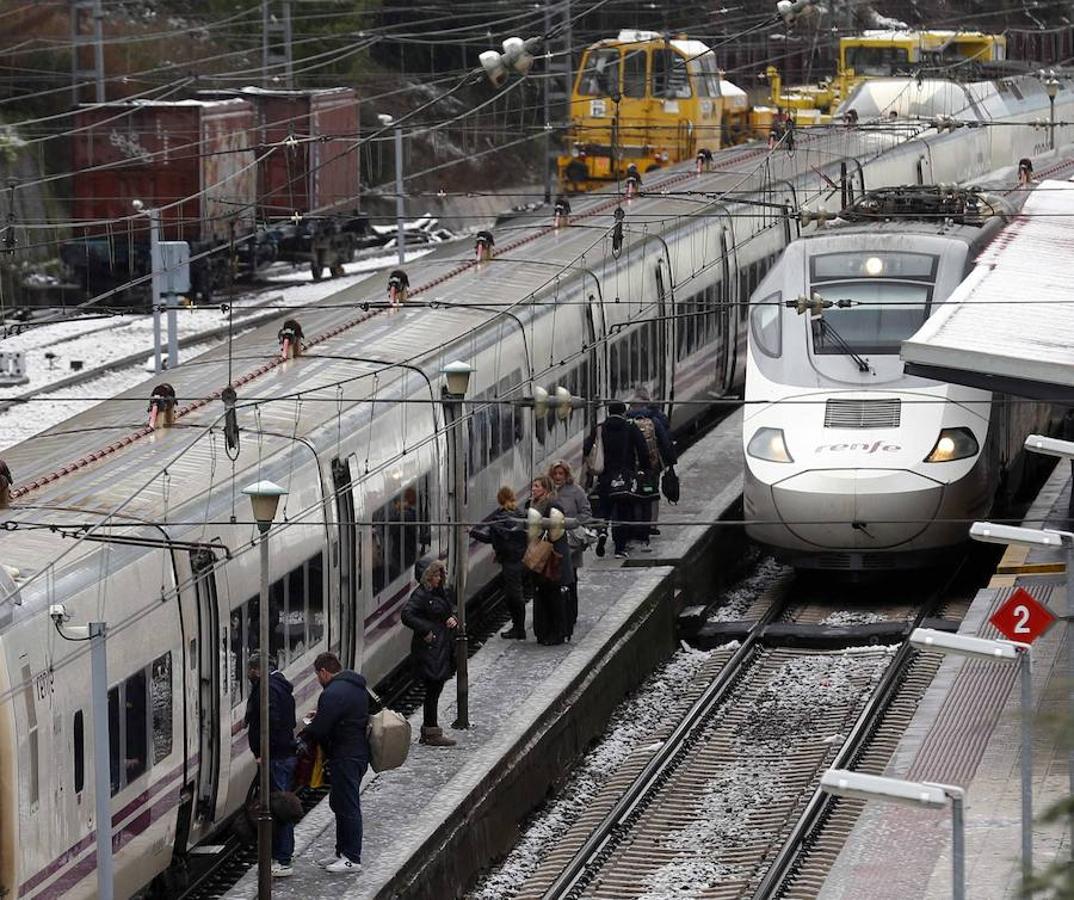 Trenes de Renfe estacionados en Pola de Lena (Asturias). El temporal de nieve ha interrumpido esta mañana el tráfico ferroviario entre Asturias y León, por lo que Renfe ha puesto en marcha un plan alternativo de transporte de viajeros, lo que se suma a las importantes limitaciones en el tráfico por carretera entre el Principado y la Meseta.. 