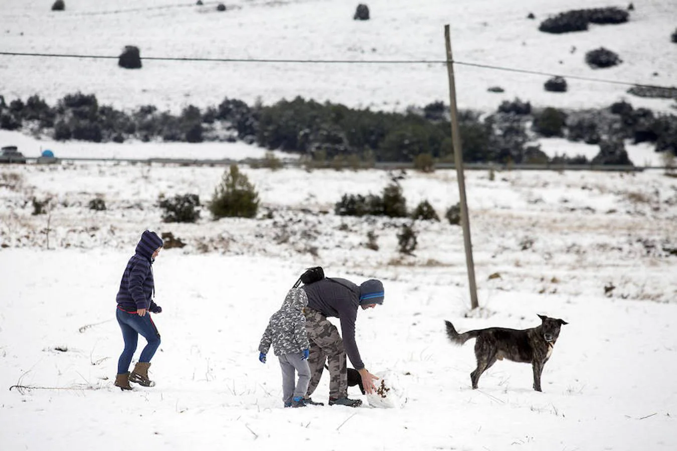 Una familia juega con la nieve en las proximidades de Barracas, en Castellón.. 