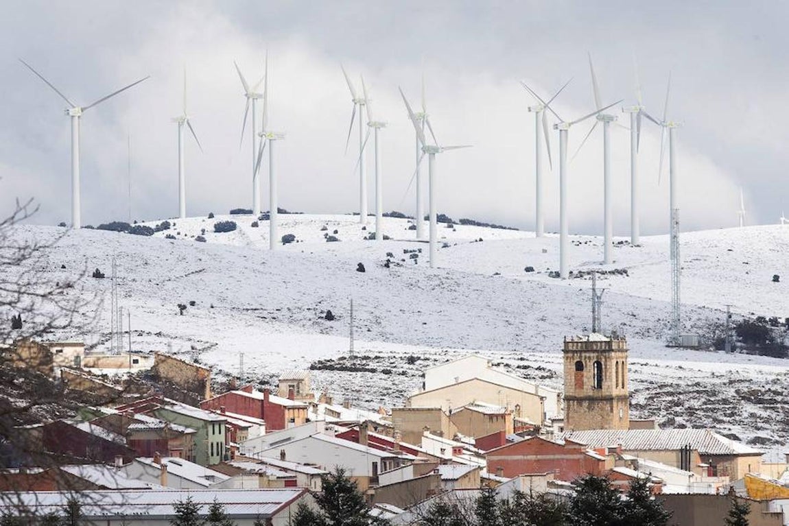 Vista general de El Toro, en Castellón, con el parque eólico al fondo.. 
