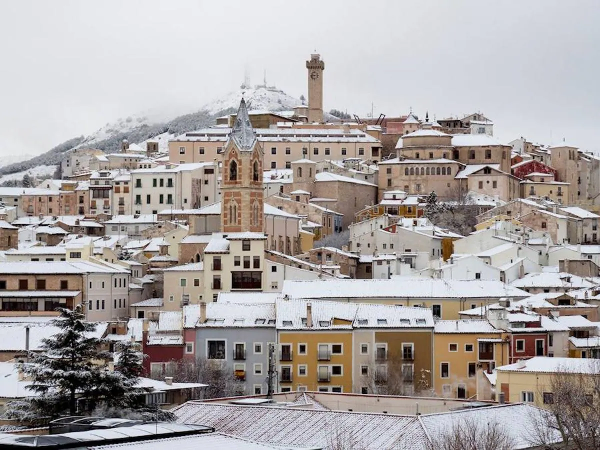 Vista del casco antiguo de Cuenca nevado debido a las copiosas nevadas caídas las últimas horas, lo que ha complicado el tráfico en 372 carreteras y puertos de montaña de toda España. 