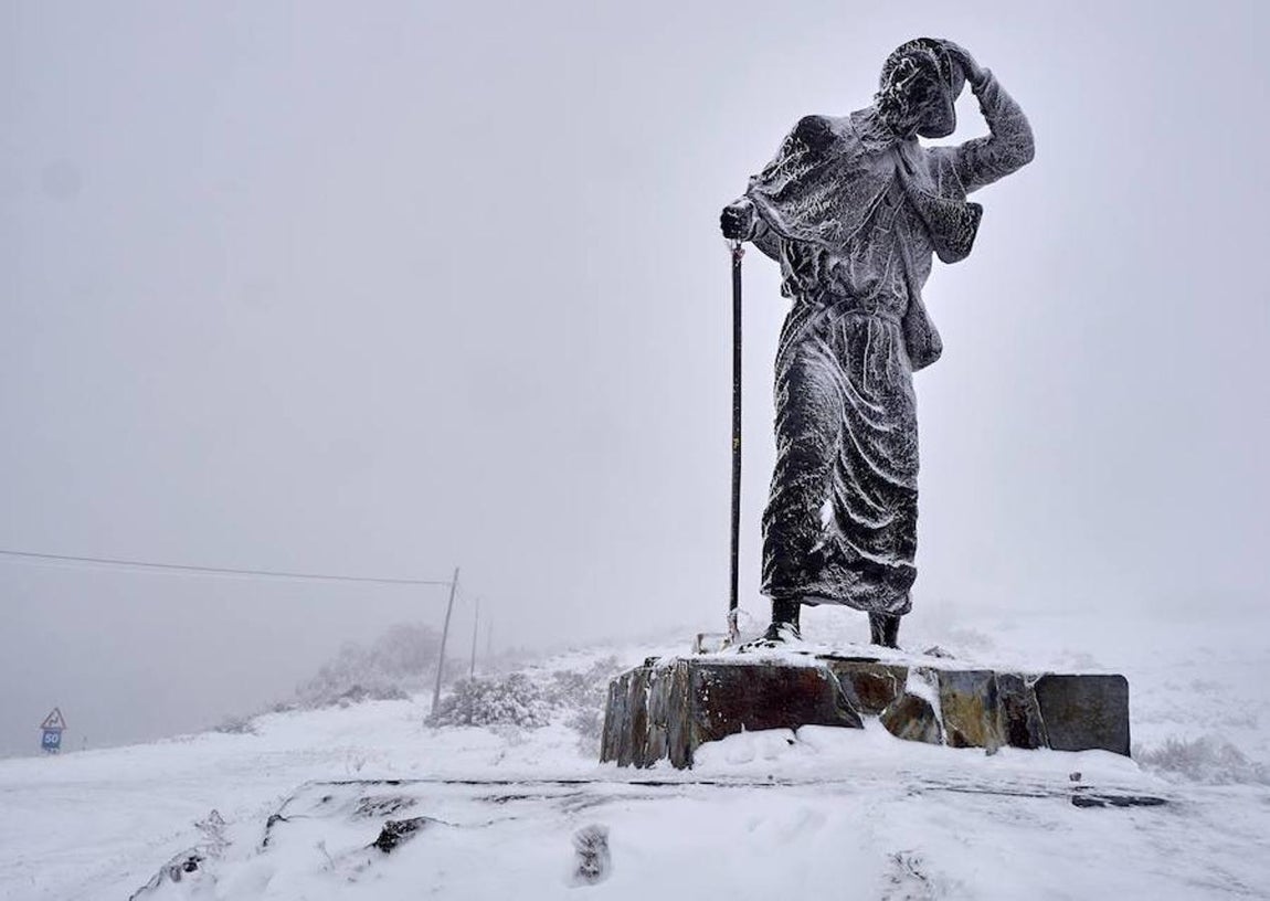 En la imagen en montaña de Lugo, la figura del peregrino en el Alto de San Roque, en la Ruta Francesa, cerca de Hospital en O Cebreiro. 