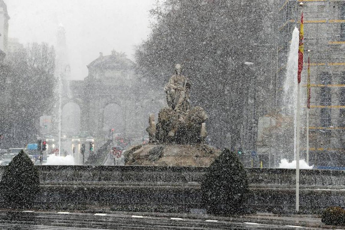 3.. La fuente de la Cibeles y la Puerta de Alcalá, al fondo