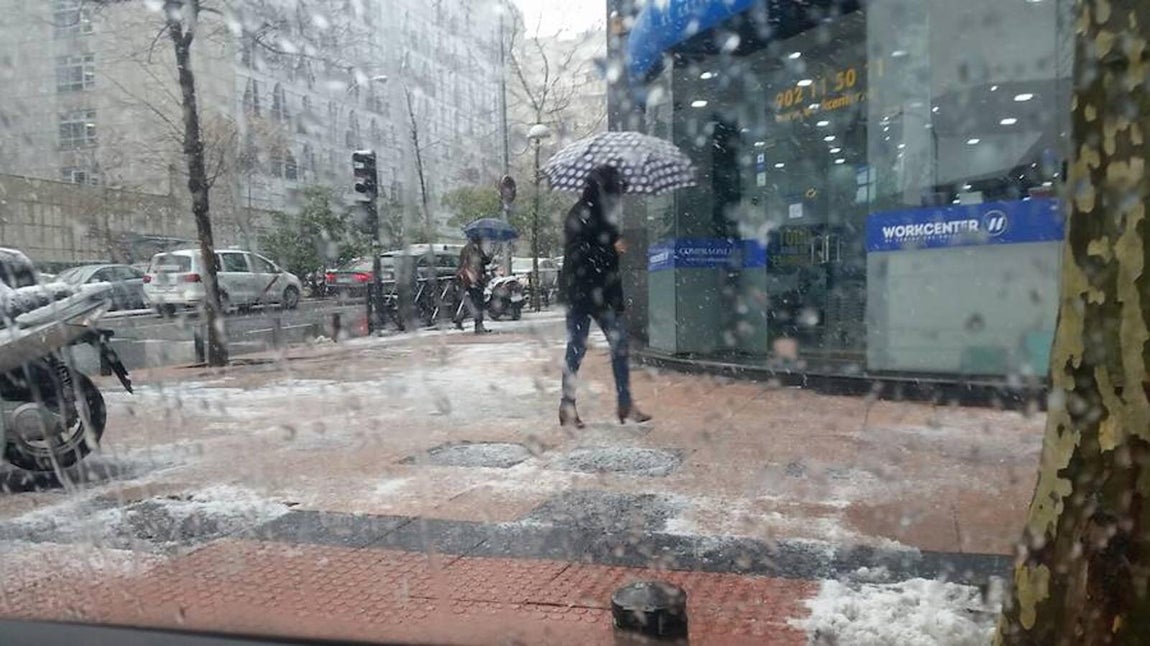 5.. En la calle de Velázquez con María de Molina, los barrenderos limpianzo la zona