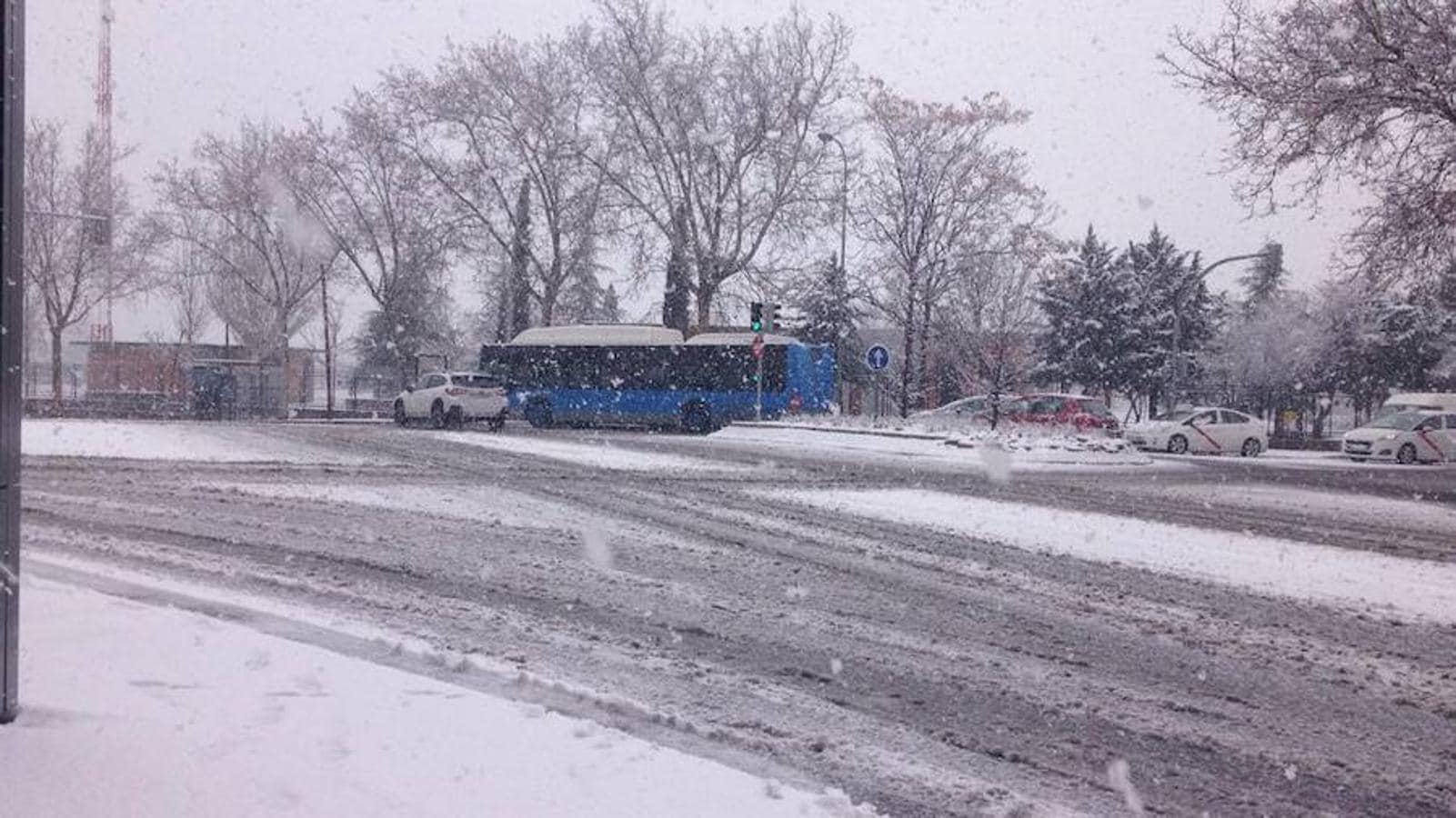 7.. El autobús transita con dificultad por la nieve