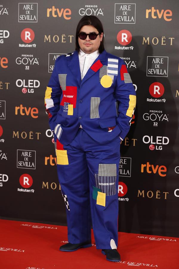 A todo color. Tampoco pasó desapercibido el actor Brays Efe, quién posó en la alfombra de los Goya 2018 con un colorido traje de chaqueta con motivos geométricos al que no le faltaba detalle, obra de Outsiders Division.