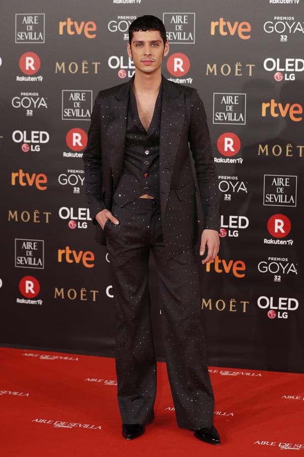 Lunares. Eduardo Casanova escogió un traje de tres piezas: pantalón, americana y chaleco y decidió prescindir de la camisa. El director de 'Pieles' fiel a su estilo no dejó indiferente a nadie con su look estampado de lunares obra de Palomo Spain y se calzó unos zapatos de tacón que dieron mucho que hablar en redes sociales.